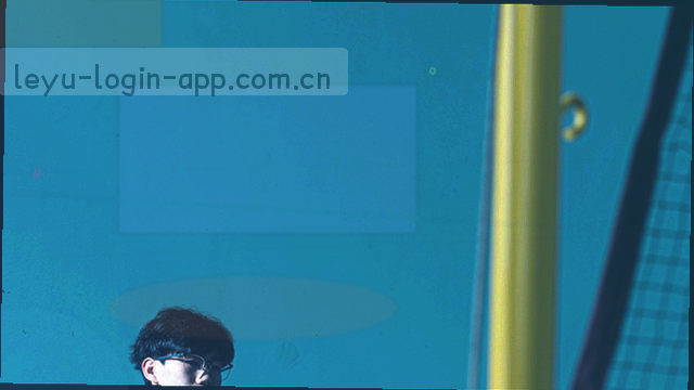 档案夹式专题封面，红黄牌与集锦标签错落排列